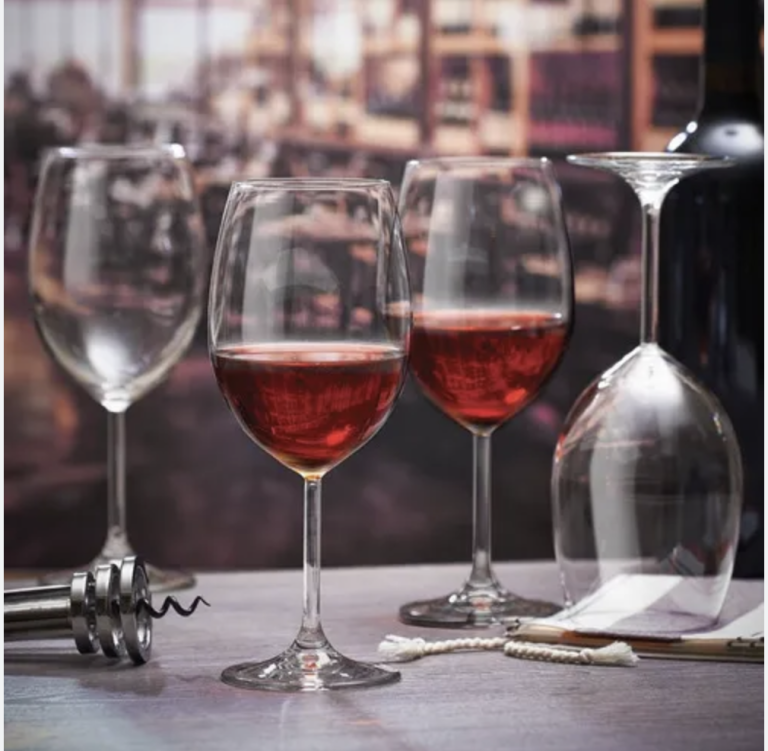 ¿Se puede servir vino en copas de color?